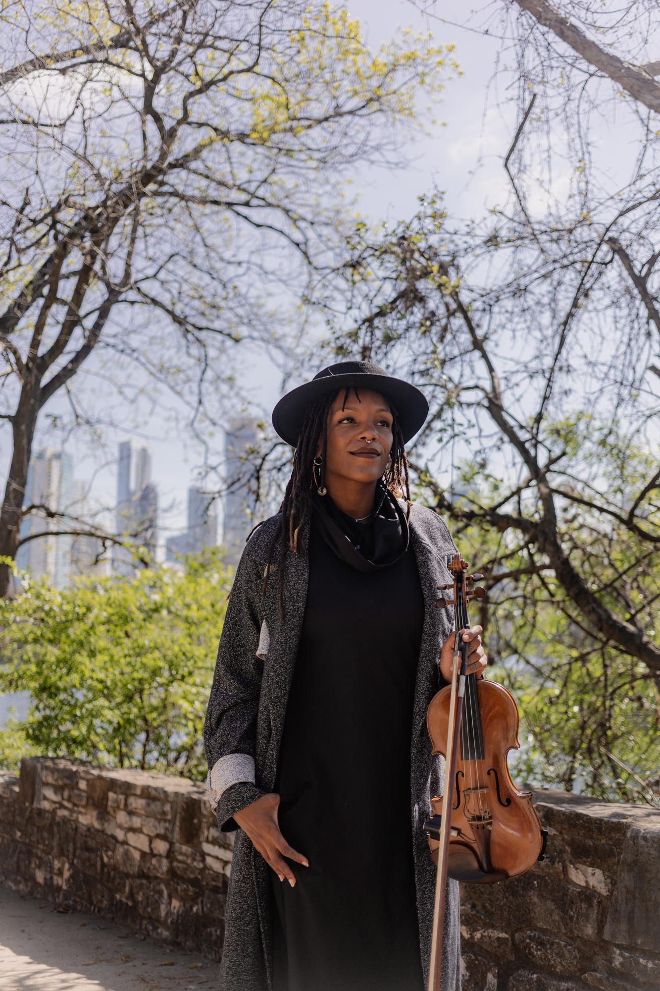 Nath Rodrigues ao violino, ao ar livre