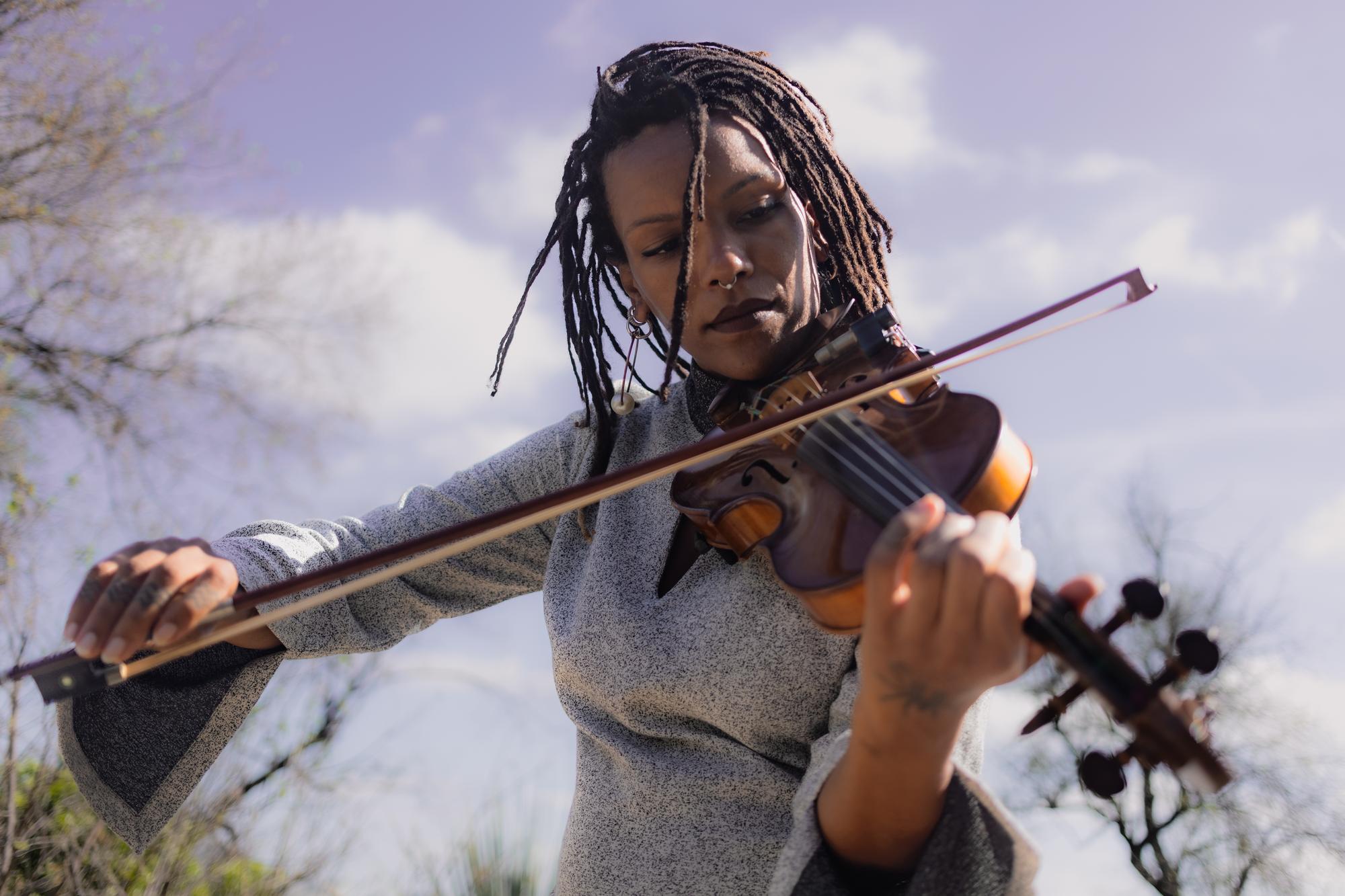 Nath Rodrigues ao violino, ao ar livre