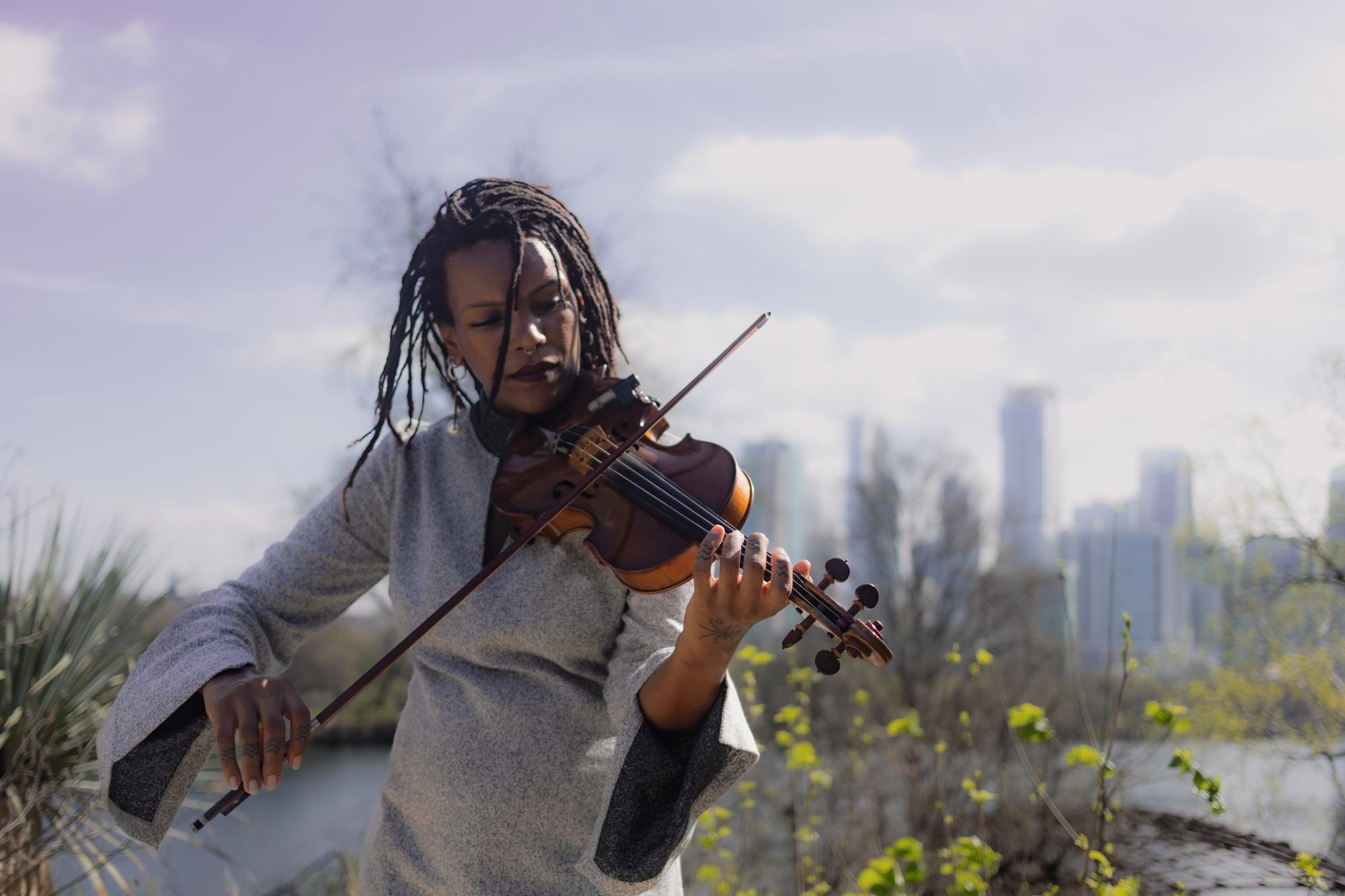 Nath Rodrigues ao violino, ao ar livre