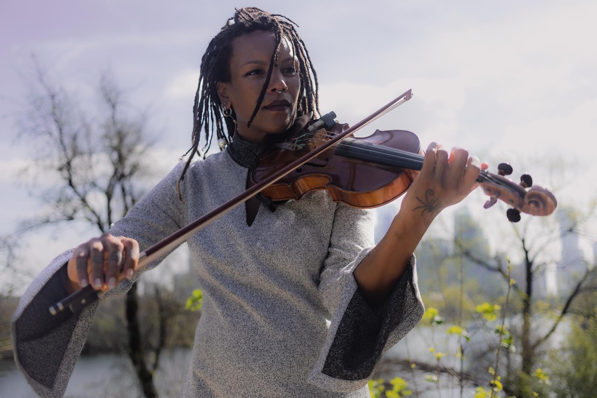 Nath Rodrigues ao violino, ao ar livre