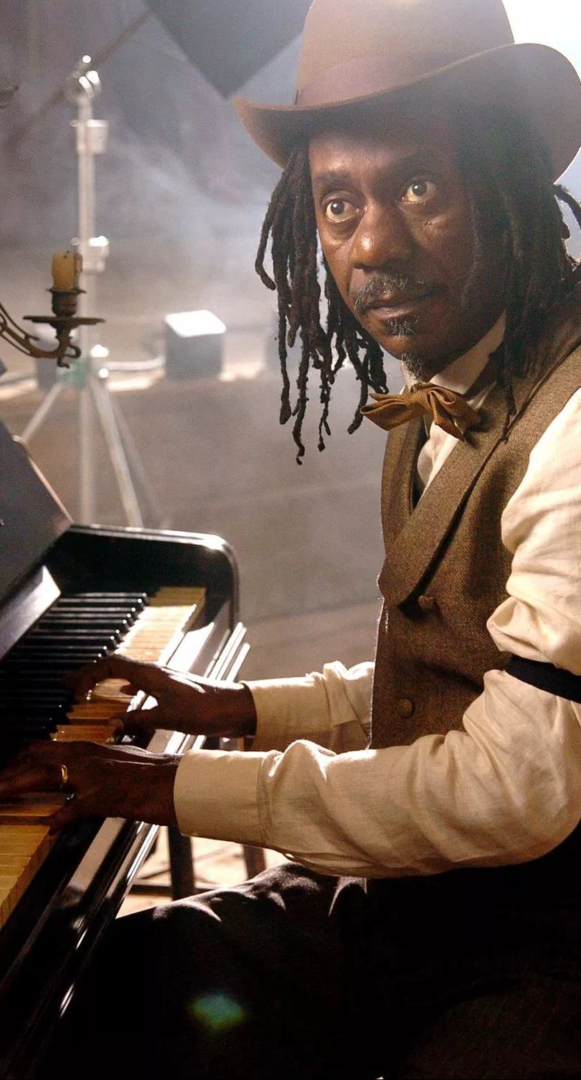 Luiz Melodia ao piano